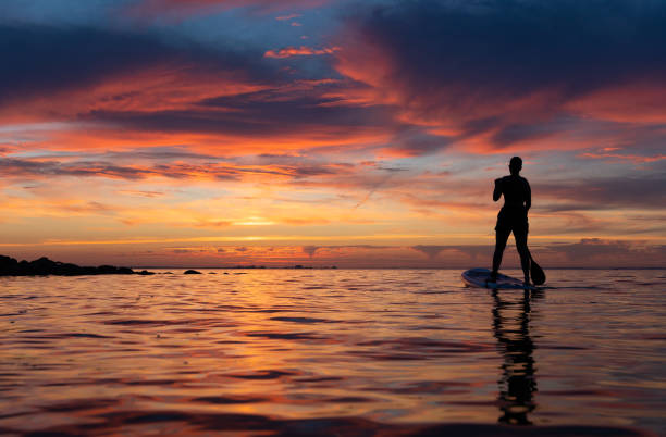 menina no sup board em pôr do sol colorido - surfing teenage girls friendship sunset - fotografias e filmes do acervo