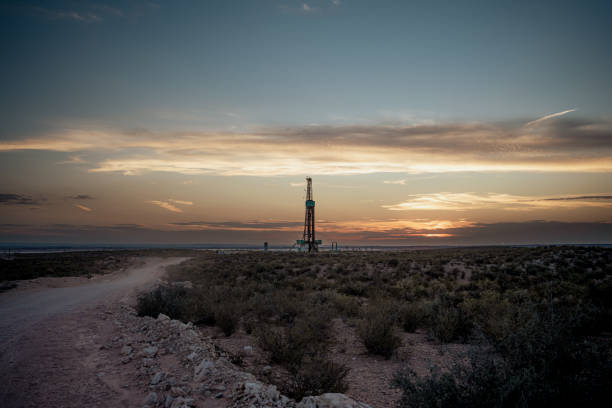 drilling rig platform in western new mexico, west texas, oil and gas industry - oil industry industry new mexico oil drill imagens e fotografias de stock