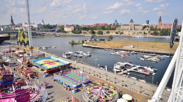 vista aérea na cidade de szczecin, porto e margem do rio odra - industry szczecin europe nautical vessel - fotografias e filmes do acervo