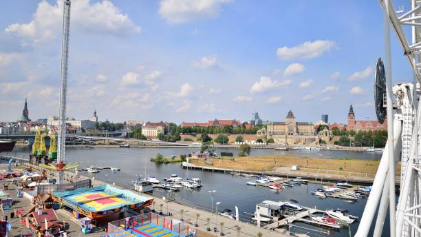 vista aérea na cidade de szczecin, porto e margem do rio odra - industry szczecin europe nautical vessel - fotografias e filmes do acervo