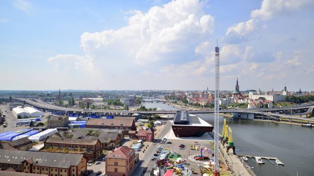 vista aerea sulla città di stettino, sul porto e sulla riva del fiume odra - industry szczecin europe nautical vessel foto e immagini stock