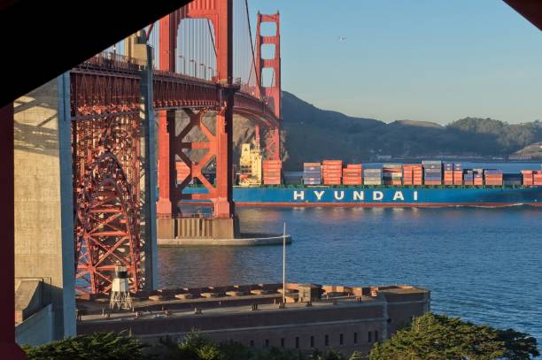 traffico di navi portacontainer sotto il ponte golden gate a san francisco, california - golden gate bridge san francisco county san francisco bay bay foto e immagini stock