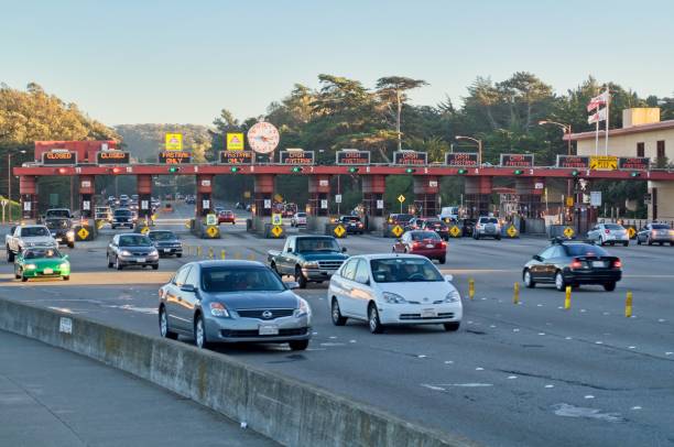 o trânsito corre dentro e fora da ponte golden gate no extremo sul - traffic car travel golden gate bridge - fotografias e filmes do acervo