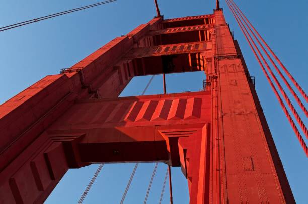 il golden gate bridge come capolavoro architettonico - golden gate bridge close up steel cable suspension bridge foto e immagini stock