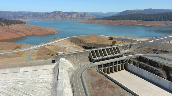 Lake Oroville Dam And Spillway after repairs, during California's extreme drought. The Sierra Nevada Foothills are in the background.