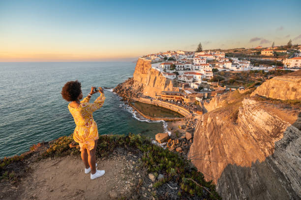 turista tomando foto en azenhas do mar - azenhas do mar fotografías e imágenes de stock