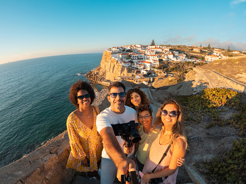 Turistas que se toman una selfie en Azenhas do Mar photo