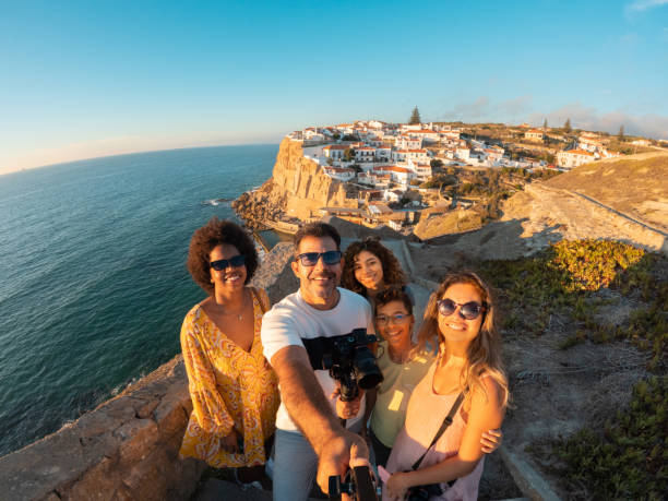 touristes prenant un selfie à azenhas do mar - azenhas do mar photos et images de collection