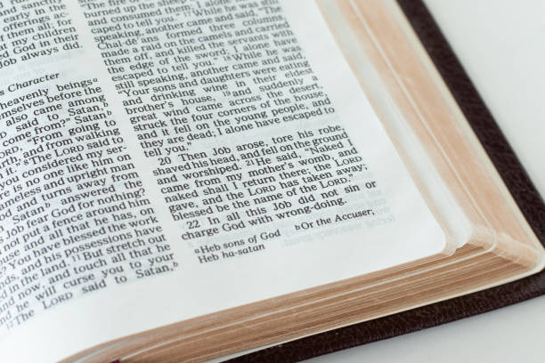 apri il libro sacro biblico di giobbe, un primo piano - giobbe foto e immagini stock