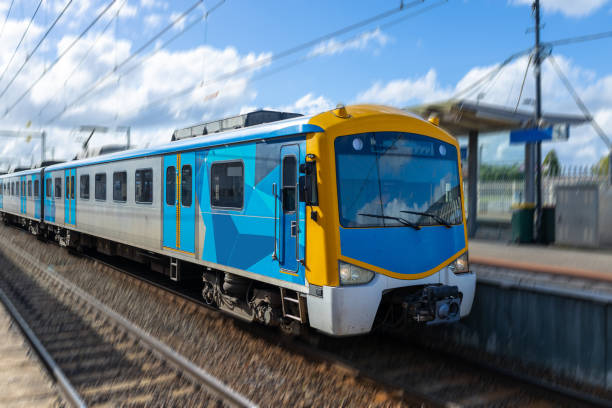 メルボルンビクトリアオーストラリアの鉄道駅に近づく通勤電車 - overhead cable car 写真 ストッ��クフォトと画像