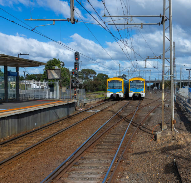 メルボルンビクトリアオーストラリアの鉄道駅に近づく通勤電車 - overhead cable car 写真 ストックフォトと画像