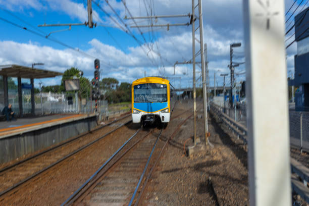 メルボルンビクトリアオーストラリアの鉄道駅に近づく通勤電車 - overhead cable car 写真 ストックフォトと画像