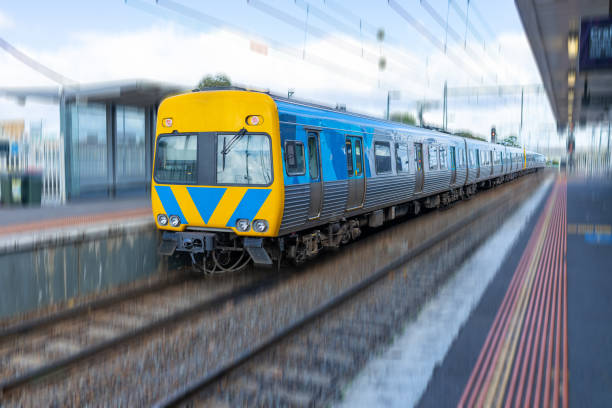 メルボル��ンビクトリアオーストラリアの鉄道駅に近づく通勤電車 - overhead cable car 写真 ストックフォトと画像