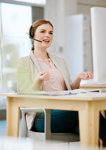 Insurance agent, call center or contact support employee giving good customer service via her headset at her help desk at work. Female advisor consulting and helping via her headset talking about us agente de seguros, centro de llamadas o empleado de soporte de contacto que brinda un buen servicio al cliente a través de sus auriculares en su mesa de ayuda en el trabajo. asesora asesora asesora asesorando y ayudando a través de sus auriculares hablan