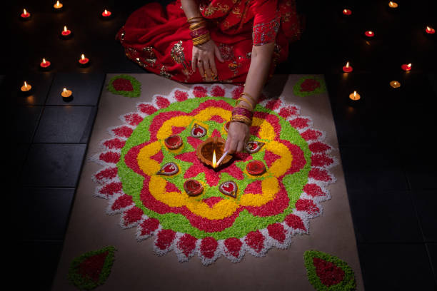 traditionelle diya-lampen, die während der diwali-feier beleuchtet werden - traditioneller brauch stock-fotos und bilder