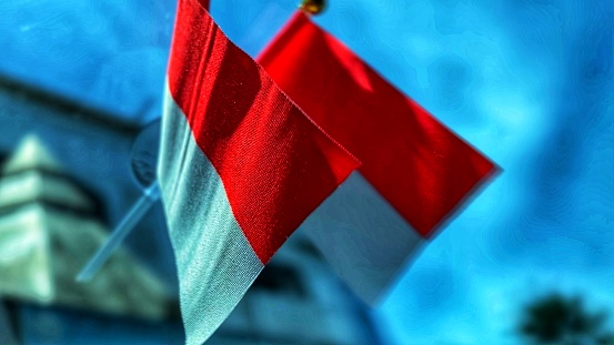 Se ve hermoso, las dos banderas nacionales indonesias rojas y blancas en la pantalla del automóvil photo