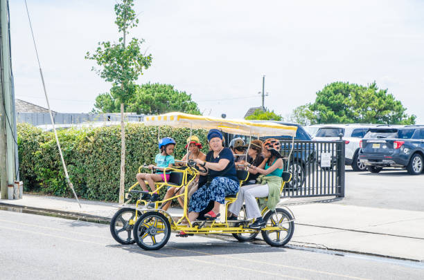 туристы на огромном тандемном велосипеде - family large american culture fun стоковые �фото и изображения