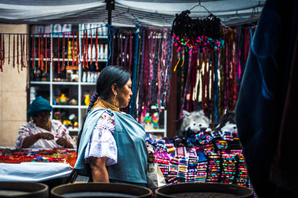 オタバロのエクアドルの人々は伝統的な衣装を着ています - オタバロ ストックフォトと画像