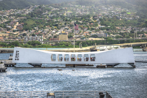 uss arizona memorial und admiral clarey bridge - mahnmal uss arizona stock-fotos und bilder