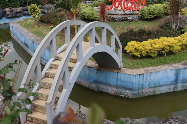 décoration de pont en tant que point de repère de jolong garden valley - tropical climate waterfall formal garden ornamental garden photos et images de collection