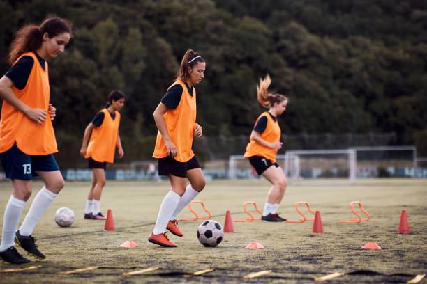 競技場でのサッカートレーニング中にボールで運動するアスレチックな女性。 - soccer ball team sport stadium soccer field ストックフォトと画像