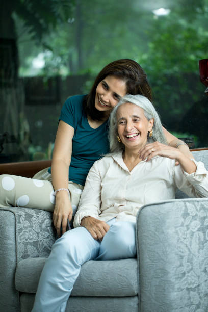 amar a madre e hija en casa - son in law fotografías e imágenes de stock