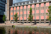 vorderansicht-altbau-und-rote-sonnencremes.jpg?b=1&s=170x170&k=20&c=a8fpXpAN3TB8YWd7jAIeHBBaVUfcpgBvyLtq4a-mCgw=
