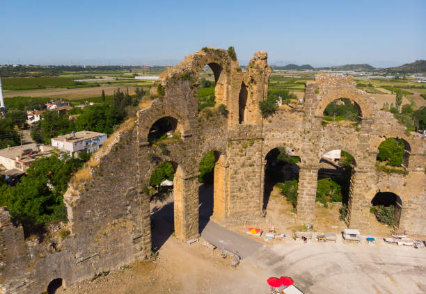 malowniczy widok na pozostałości akweduktu aspendos, turcja - aspendos construction architecture outdoors zdjęcia i obrazy z banku zdjęć