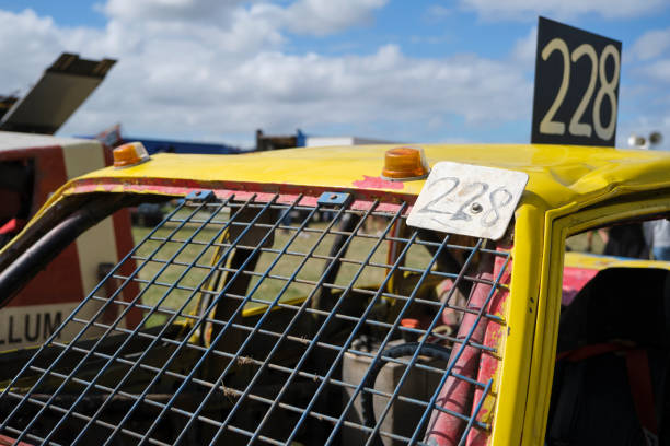 gros plan d’un stock-car jaune bosselé - steering wheel motorized sport stock car racecar photos et images de collection