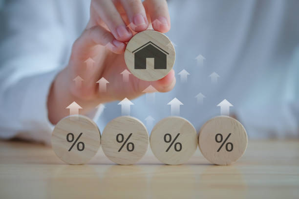 House and property investment and asset management concept. Interest rates, loan mortgage, house tax. Hand holding house icon on wooden circle from percent icon on wooden circle and rise of arrow. concepto de inversión inmobiliaria y de gestión de activos. tasas de interés, hipoteca de préstamo, impuesto sobre la vivienda. icono de la casa sostenido a mano en el círculo de madera del icono porcentual en el círculo de madera y la subida de la f