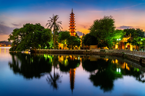 Pagoda Tran Quoc en West Lake, Hanoi, Vietnam. photo