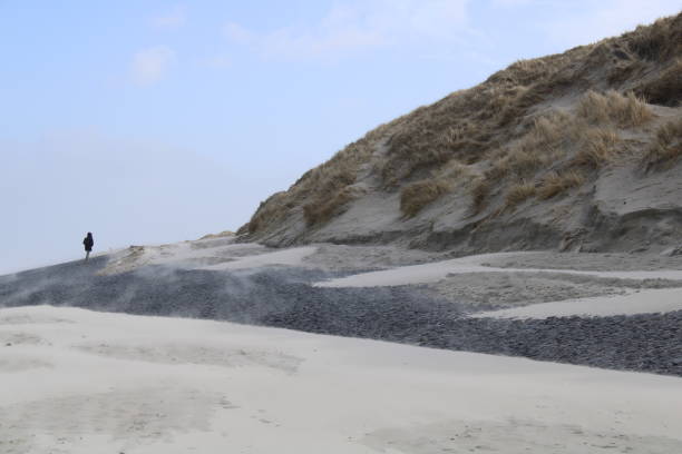 песчаные дюны на северном рейне ранней весной во время шторма - wadden wadden sea unesco world heritage site sea стоковые фото и изображения