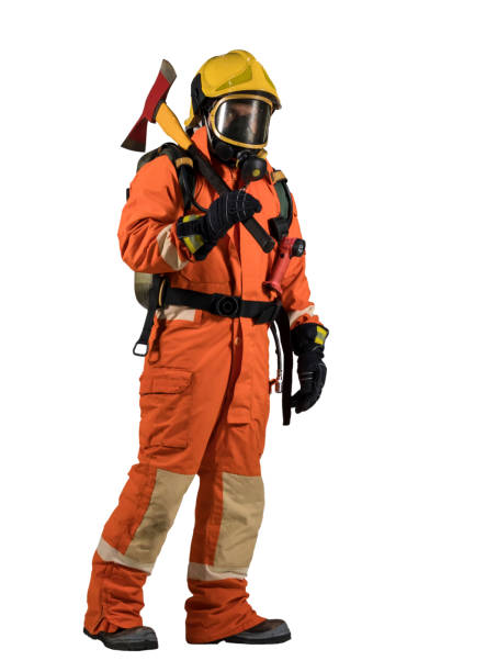bombero con una máscara y equipo en la espalda en un traje totalmente protector sobre un fondo blanco - 18635 fotografías e imágenes de stock