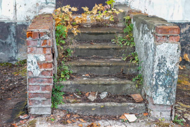istock old ruined porch 1420100619
