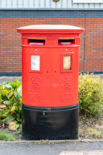 Gele Duitse postbox één in de groene weide in dorp