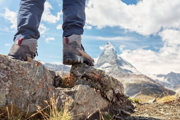 senderismo sobre rocas en un sendero de montaña matterhorn en suiza - switzerland hiking boot outdoor pursuit recreational pursuit fotografías e imágenes de stock