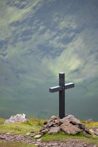 berglandschaft mit einem oben gepflanzten kreuz im vordergrund - irish cross stock-fotos und bilder
