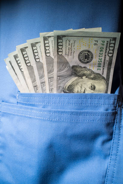 us 100 dollar bills in a clothing pocket - 4811 imagens e fotografias de stock