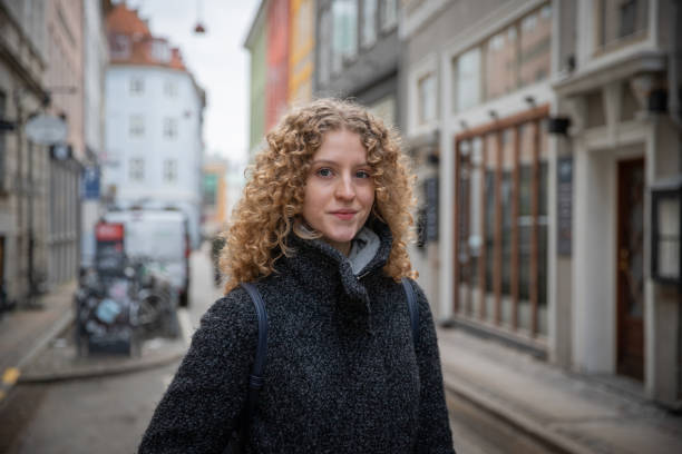 портрет молодой скандинавской девушки в центре города зимним днем. - western europe стоковые фото и изображения