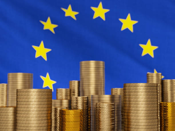 goldener münzstapel mit eu-flagge als hintergrund - currency euro symbol european union currency calculator stock-fotos und bilder