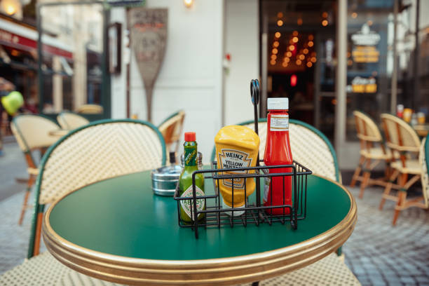 屋外レストランの空のテーブル - tabasco sauce ストックフォトと画像