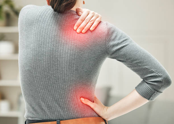 dolor de hombro, cadera y espalda de una mujer tocando y sosteniendo un área dolorosa en su cuerpo en rojo. primer plano de una mujer que siente tensión, dolor e incomodidad por un problema de lesión muscular brillante. - backache chiropractic adjustment pain women fotografías e imágenes de stock