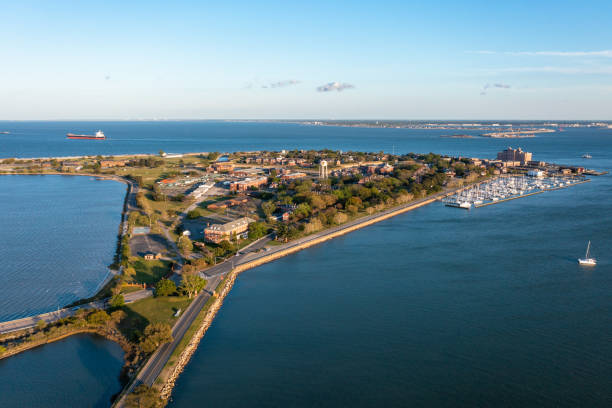vue aérienne du lieu historique national du fort monroe en direction de norfolk et de la baie de chesapeake - fort bay photos et images de collection