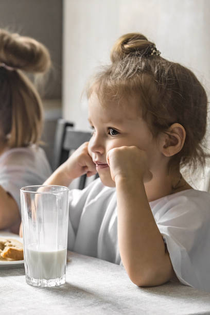 kinder frühstücken zu hause - eating obsessive child toddler stock-fotos und bilder