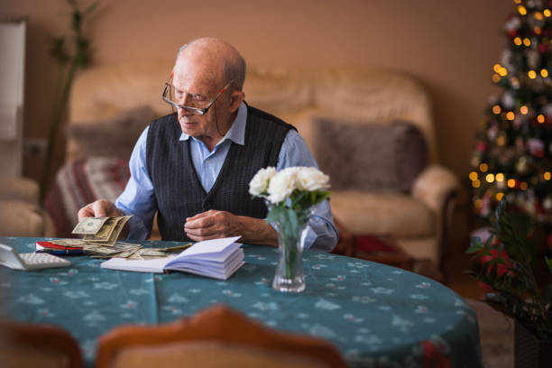 un homme âgé inquiet qui s’occupe de ses finances pendant le réveillon du nouvel an - new years day new years eve new year ethnic photos et images de collection