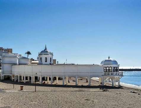 El edificio de Balneario de Nuestra Señora de la Palma y del Real,, se caracteriza por su ubicación sobre la Playa de La Caleta en el municipio de Cádiz photo