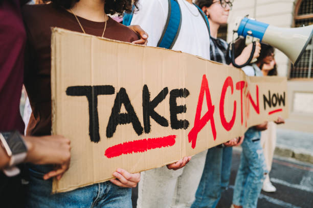 平等と人権のために立ち上がる多文化ティーンエイジャー - protest placard sign megaphone ストックフォトと画像