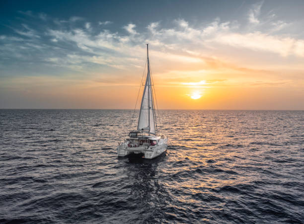 catamarano a vela caraibi bahamas turchese acqua tramonto - barca a vela foto e immagini stock