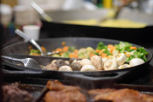 cibo vegetariano caldo con verdure e funghi sul mercatino di natale di cracovia. come da tradizione cucina europea cucina a fuoco aperto. - 13633 foto e immagini stock