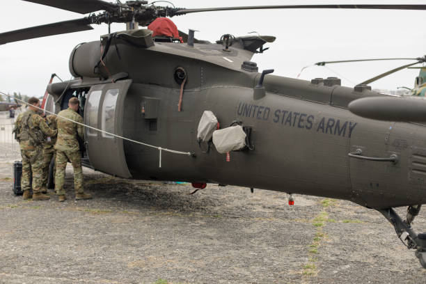 ブカレストのオーレル・ヴライク空港にあるルーマニア空軍のシコルス��キーuh-60ブラックホーク。 - air force military us military armed forces ストックフォトと画像